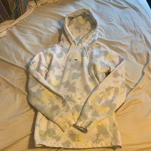 Vans hoodie slight discoloration on sleeves(as seen in pictures) Good condition